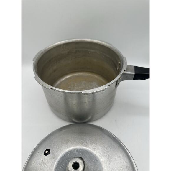 Vintage Presto Pressure Cooker Master 604-4 Quart w/Weight & Older Gasket Seal - Picture 4 of 8